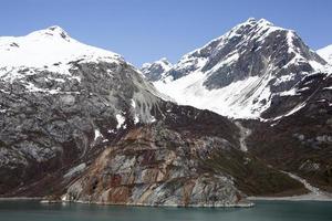montañas de color marrón del parque nacional de la bahía de los glaciares en primavera foto