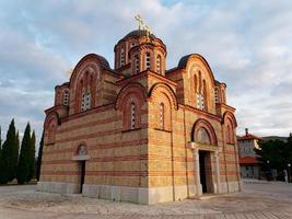 vista del monasterio hercegovacka gracanica en trebinje, bosnia y herzegovina durante la puesta de sol. Iglesia Ortodoxa. religión y cristianismo. foto