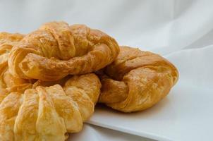 croissant de mantequilla para el desayuno foto