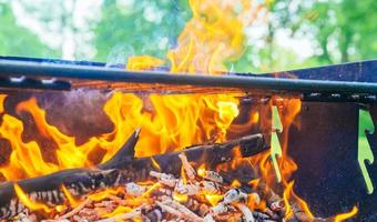 fuego de campamento en hoyo en el camping foto