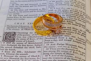 04 de noviembre de 2016 los anillos de boda se colocan en una biblia abierta en un verso del libro del génesis del matrimonio. foto