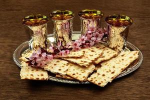 Pesach bodegón con vino y matzá pan de pascua judía foto