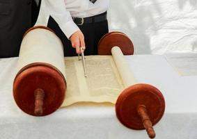 mano de niño leyendo la torá judía en bar mitzvah 5 de septiembre de 2016 EE.UU. foto