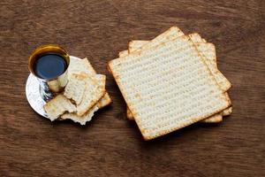 Bodegón con vino y matzoh pan de pascua judía foto