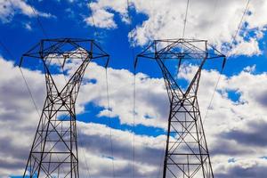 líneas eléctricas aéreas en un cielo nublado de invierno foto