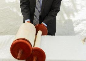 mano de niño leyendo la torá judía en bar mitzvah 5 de septiembre de 2016 EE.UU. foto