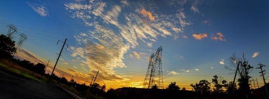 torres de alta tensión en el crepúsculo de la escena del atardecer foto