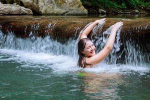 hermosa chica flotando en el rio foto