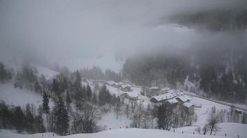 mistig winter landschap in de bergen in de buurt grossarl dorp, Oostenrijk, Europa video