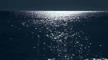 Sol ljus på de hav horisont. svart hav landskap på en solig dag. video