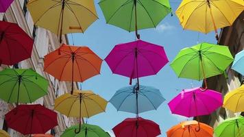 des parapluies colorés se balancent au vent video