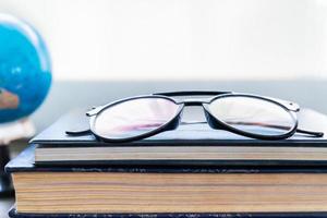 gafas de lectura puestas en libros de tapa dura foto