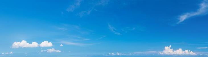 nube esponjosa panorámica en el cielo azul foto