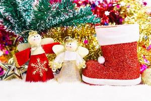 bota roja de santa claus y muñeco navideño foto