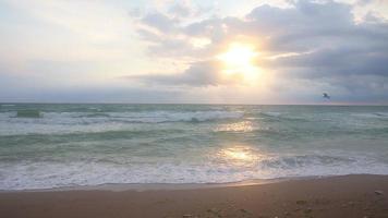 oceano paesaggio su un' nuvoloso giorno video