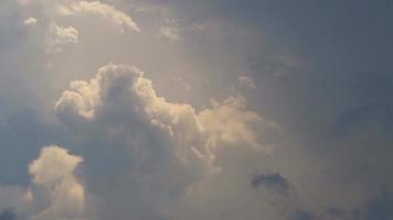 nuvens negras tempestuosas no céu video