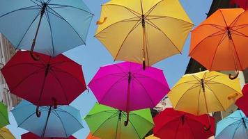 des parapluies colorés se balancent au vent video