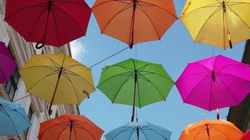des parapluies colorés se balancent au vent video