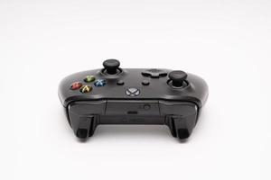 samutprakarn tailandia 23 de enero de 2023 gamepad inalámbrico para xbox one en el escritorio con teclado. controlador de juego xbox negro. foto