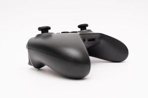 samutprakarn tailandia 23 de enero de 2023 gamepad inalámbrico para xbox one en el escritorio con teclado. controlador de juego xbox negro. foto