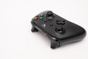 samutprakarn tailandia 23 de enero de 2023 gamepad inalámbrico para xbox one en el escritorio con teclado. controlador de juego xbox negro. foto