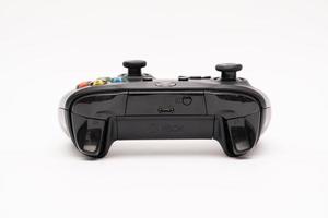 samutprakarn tailandia 23 de enero de 2023 gamepad inalámbrico para xbox one en el escritorio con teclado. controlador de juego xbox negro. foto