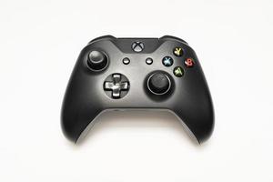 samutprakarn tailandia 23 de enero de 2023 gamepad inalámbrico para xbox one en el escritorio con teclado. controlador de juego xbox negro. foto