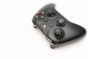 samutprakarn tailandia 23 de enero de 2023 gamepad inalámbrico para xbox one en el escritorio con teclado. controlador de juego xbox negro. foto