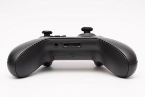 samutprakarn tailandia 23 de enero de 2023 gamepad inalámbrico para xbox one en el escritorio con teclado. controlador de juego xbox negro. foto