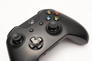 samutprakarn tailandia 23 de enero de 2023 gamepad inalámbrico para xbox one en el escritorio con teclado. controlador de juego xbox negro. foto