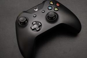 samutprakarn tailandia 23 de enero de 2023 gamepad inalámbrico de mano para xbox one, una consola de videojuegos casera producida por microsoft. controlador de juego xbox negro. foto