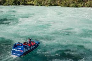 taupo, nueva zelanda - 26 de abril de 2017 - aventura turística en huka falls con huka jet boat, la actividad de suspenso icónica más famosa en taupo, nueva zelanda. foto