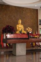 bandung, indonesia, 2020 - la arquitectura del templo de buda con adornos chinos como los colores rojos asombra a los budistas mientras rezan foto