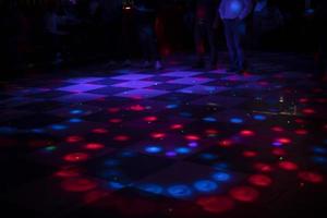 luz de discoteca música de color en la pista de baile. lugar para bailar. luces brillantes. foto