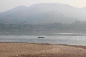 el aire de la mañana en el río es hermoso. foto