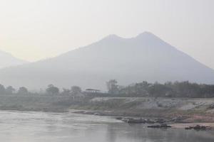 el aire de la mañana en el río es hermoso. foto