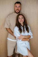 mañana temprano la novia y el novio en casa en la cocina foto