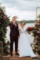 ceremonia de boda de los recién casados en el muelle foto