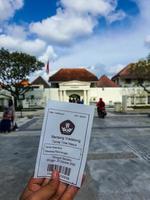 yogyakarta, indonesia en noviembre de 2022. una mano sostiene un boleto para ingresar al museo de fort vredeburg. foto