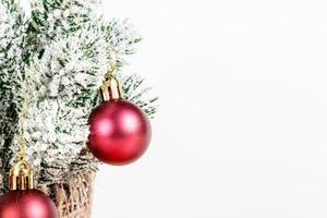 Cajas de regalo de árbol de Navidad con juguetes sobre un fondo blanco. foto