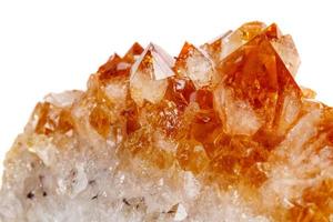citrino de piedra mineral macro en roca en cristales sobre un fondo blanco foto
