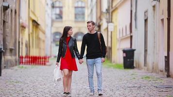 romantisch paar genieten vakantie in Europa. gelukkig geliefden genieten van elk andere Aan hun huwelijksreis video