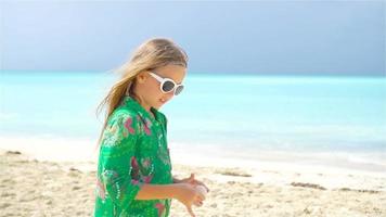 linda niña con sombrero en la playa durante las vacaciones en el caribe video