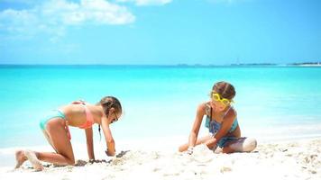 glückliche kleine mädchen, die während des tropischen urlaubs mit strandspielzeug spielen video