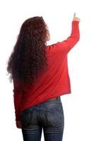 mujer apuntando al espacio de la copia foto