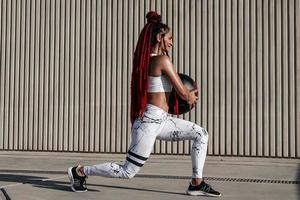 mujer atlética haciendo ejercicios de estocada con pelota médica. fuerza y motivación.foto de mujer deportiva en ropa deportiva de moda foto