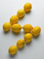 limones en forma de relámpago de la superficie plana blanca foto