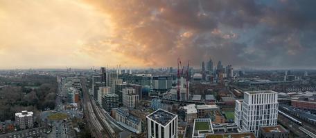 Vista aérea del horizonte de Londres cerca de la central eléctrica de Battersea en Londres. foto