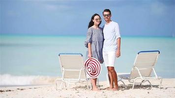 jeune couple sur la plage blanche pendant les vacances d'été. une famille heureuse profite de sa lune de miel video