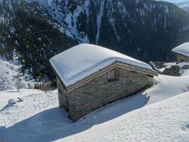 casa de campo en pastos de montaña en invierno foto